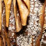 Scendiamo ancora un po' e Giovanni ci indica alcune curiose composizioni globulari biancastre, simili a dei popcorn. �Sono cristalli di aragonite - ci spiega lo speleologo �: un minerale costituito da carbonato di calcio�